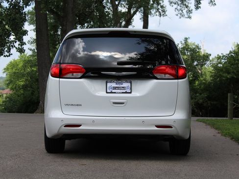 Used 2023 Chrysler Voyager LX FWD image 7