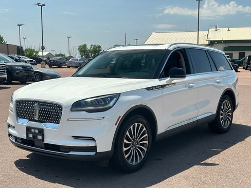 Used 2023 Lincoln Aviator AWD w/ Premium Package image 4