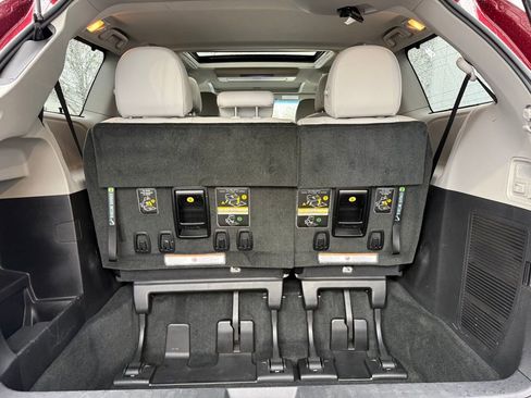 Used 2017 Toyota Sienna Limited Premium image 10