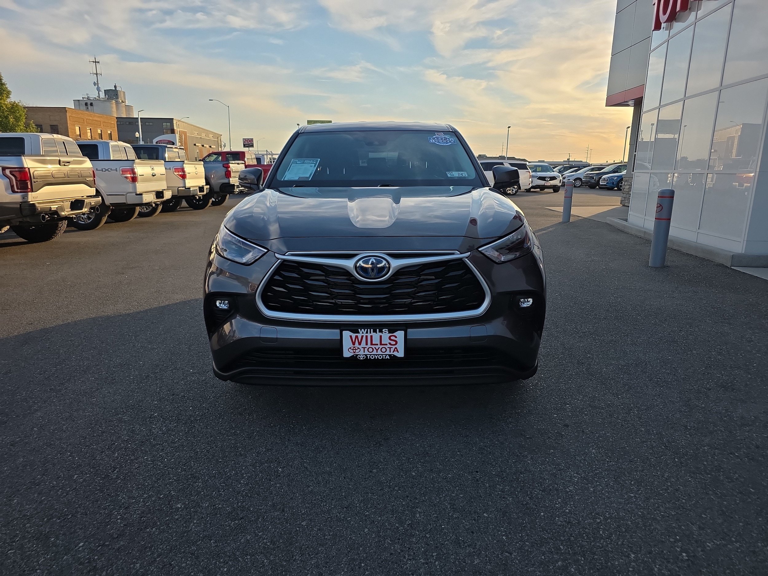 Used 2023 Toyota Highlander LE AWD/4WD image 5