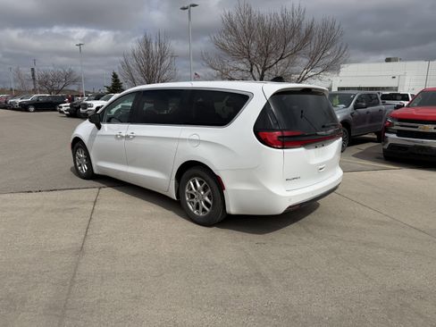 Used 2024 Chrysler Pacifica Touring-L FWD image 3