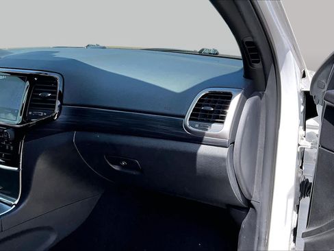 Used 2019 Jeep Grand Cherokee Altitude RWD image 19