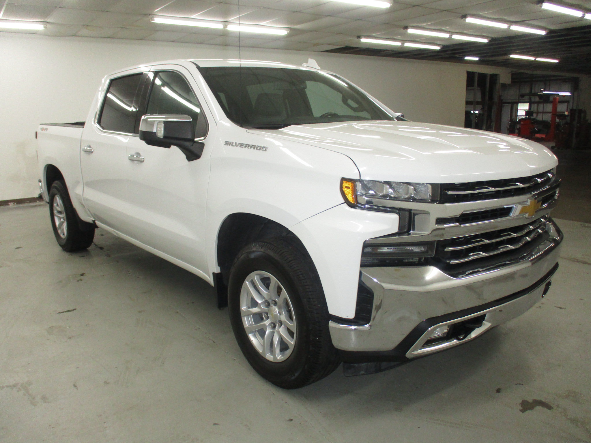 Used 2020 Chevrolet Silverado 1500 LTZ w/ LTZ Convenience Package AWD/4WD image 3