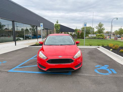 Used 2016 Ford Focus SE FWD image 2