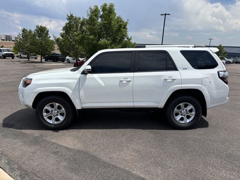 Used 2022 Toyota 4Runner SR5 Premium w/ Moonroof Package AWD/4WD image 4