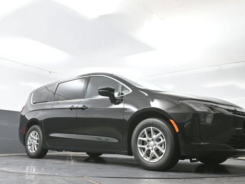 New 2027 Chrysler Pacifica Select FWD image 41