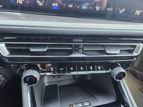 New 2026 Chevrolet Traverse LT w/ Sun and Wheel Package FWD image 19