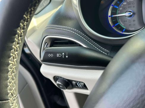 Used 2023 Chrysler Pacifica Touring-L FWD image 23