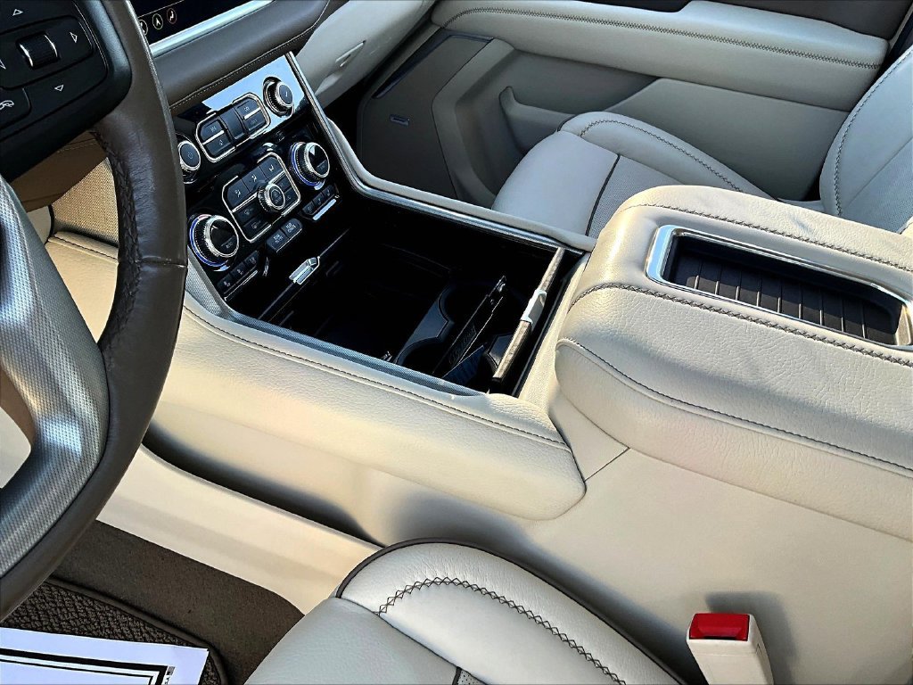Used 2021 GMC Yukon XL Denali w/ Denali Premium Package AWD/4WD image 20