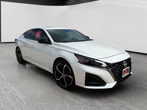 Used 2025 Nissan Altima 2.5 SR w/ SR Premium Package FWD image 7