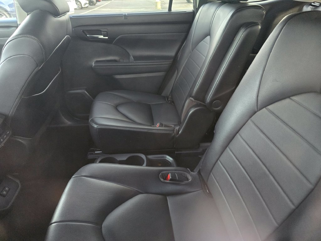 Certified 2021 Toyota Highlander XLE FWD image 24