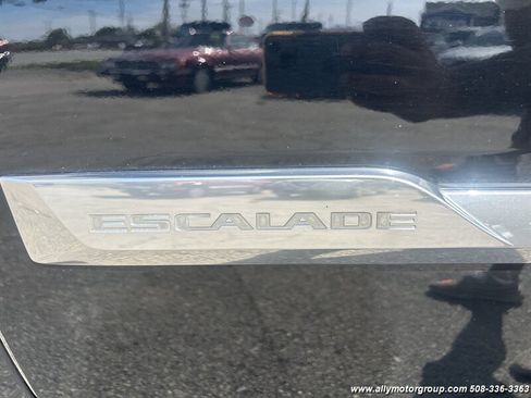 Used 2017 Cadillac Escalade Premium Luxury image 18