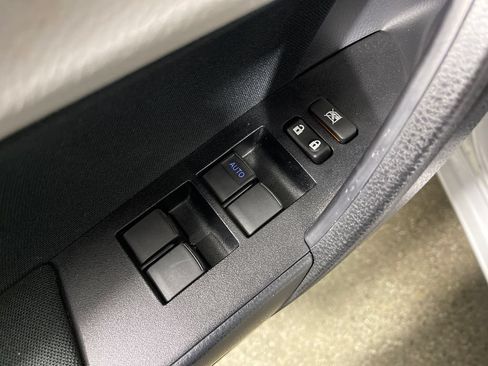 Used 2017 Toyota Corolla LE w/ Carpet Mat Package (TMS) FWD image 18