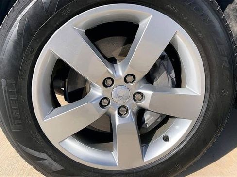 Used 2024 Land Rover Defender 110 X-Dynamic SE image 9