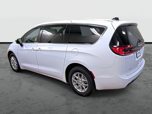 New 2026 Chrysler Pacifica Select image 2