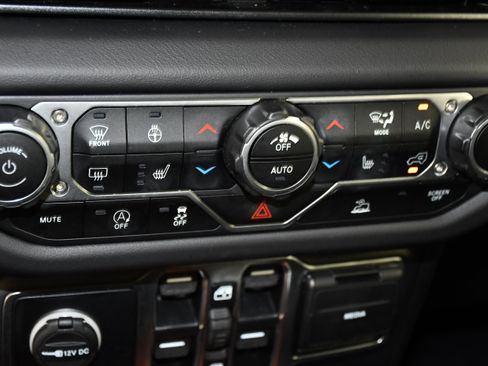 Used 2025 Jeep Wrangler Unlimited Sahara AWD/4WD image 30