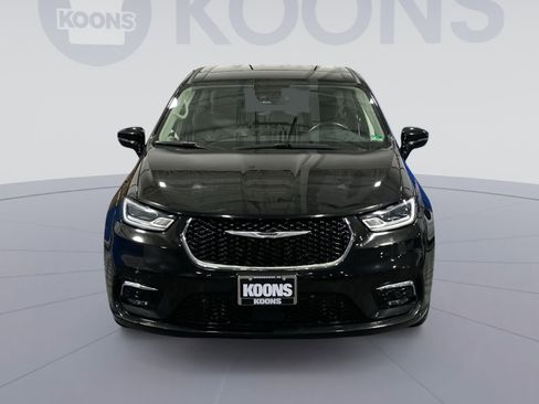 Used 2022 Chrysler Pacifica Touring-L w/ Uconnect Theater Family Group image 11