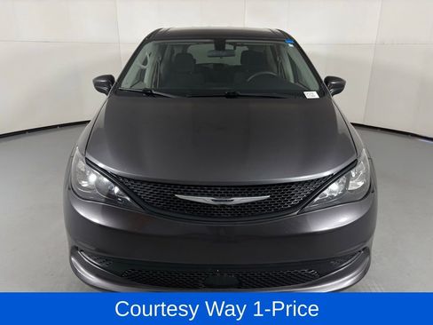 Used 2022 Chrysler Voyager LX FWD image 4