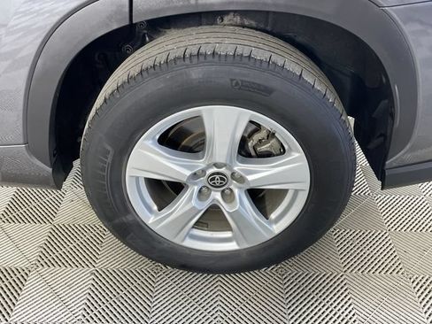 Used 2023 Toyota Highlander LE FWD image 18