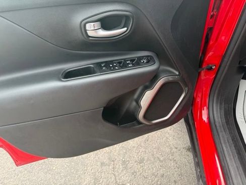 Used 2023 Jeep Renegade Latitude AWD/4WD image 15