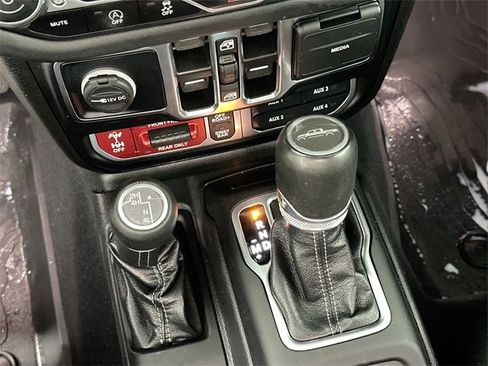 Used 2024 Jeep Gladiator Rubicon w/ Safety Group image 15