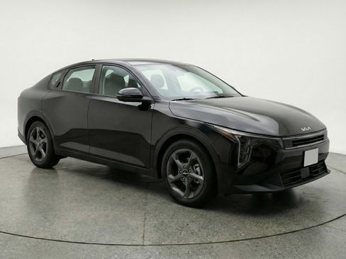 Used 2025 Kia K4 LXS image 1