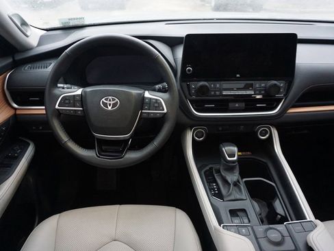 Used 2025 Toyota Grand Highlander FWD image 6