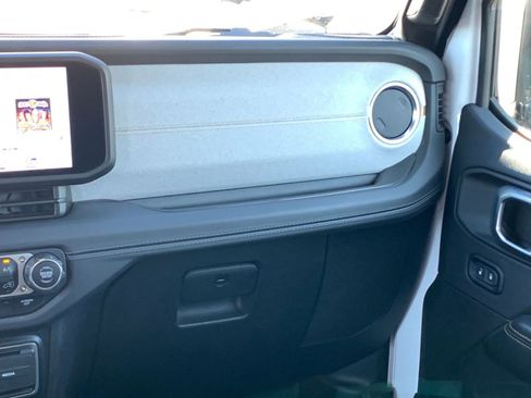 Used 2025 Jeep Wrangler Sahara image 34