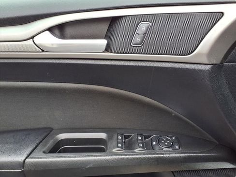 Used 2019 Ford Fusion SE image 28