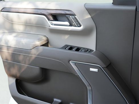 New 2026 GMC Sierra 1500 SLT image 16