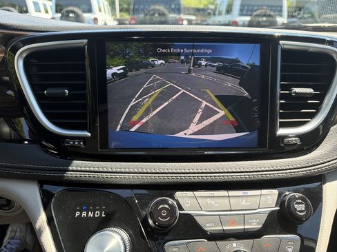 Used 2023 Chrysler Pacifica Limited FWD image 31