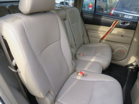 Used 2012 Toyota Highlander Limited w/ Tow Pkg image 27
