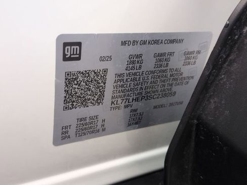 Used 2025 Chevrolet Trax LT w/ LT Convenience Package FWD image 35