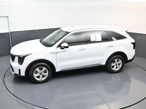 Used 2025 Kia Sorento LX FWD image 19