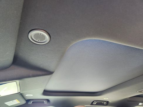 Used 2024 Land Rover Discovery Dynamic SE image 28