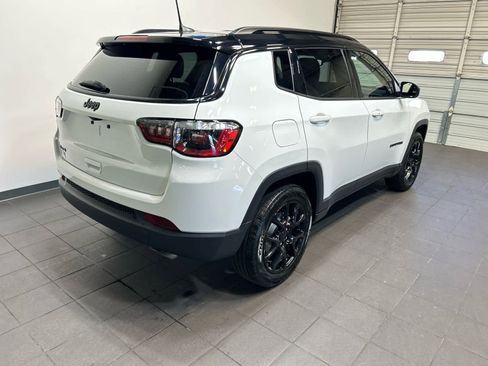 Used 2022 Jeep Compass Latitude w/ Convenience Group AWD/4WD image 3