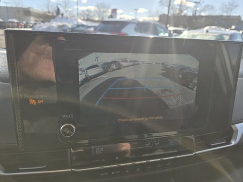 Used 2025 Toyota Sienna LE image 28