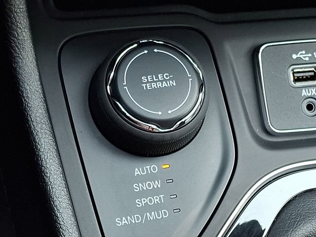 Used 2021 Jeep Cherokee Latitude Plus AWD/4WD image 24