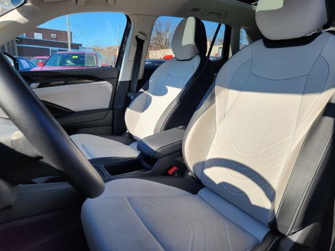 Certified 2025 Volkswagen Tiguan SE w/ Panoramic Sunroof Package image 7