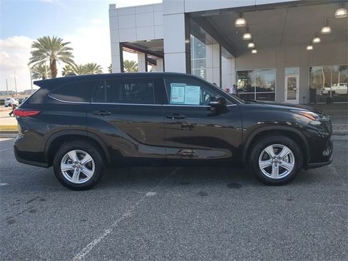 Used 2022 Toyota Highlander LE image 3