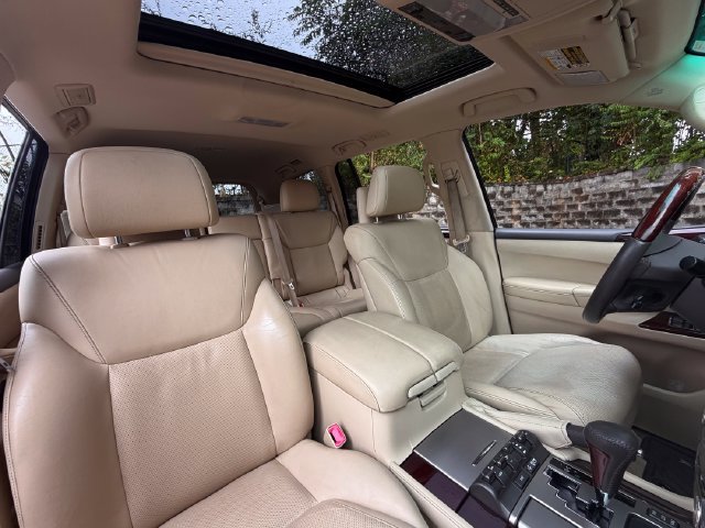 Used 2015 Lexus LX 570 4WD w/ Luxury Package image 27