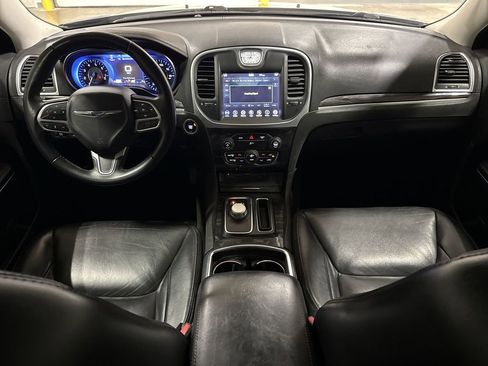 Used 2018 Chrysler 300 Touring L RWD image 10