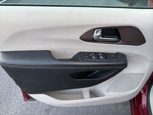 Used 2023 Chrysler Voyager LX FWD image 11