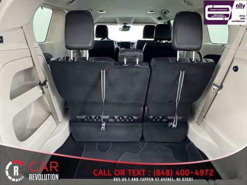 Used 2022 Chrysler Pacifica Touring-L image 8