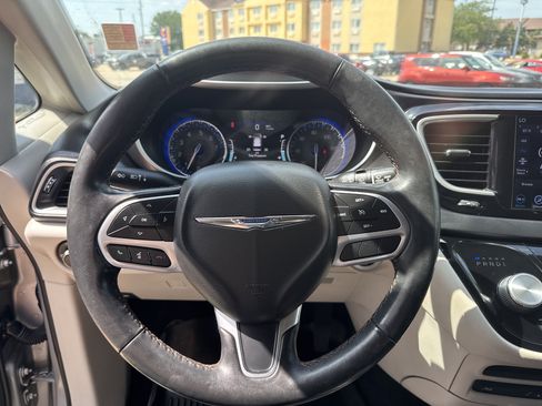 Used 2020 Chrysler Pacifica Touring-L Plus FWD image 15