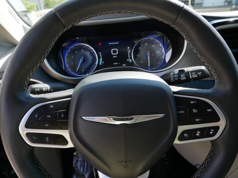 Used 2022 Chrysler Pacifica Touring-L FWD image 25