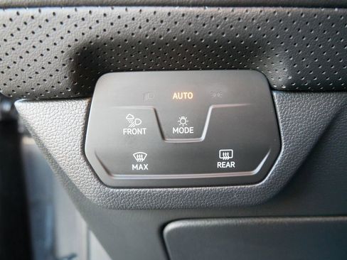 Used 2025 Volkswagen Atlas Cross Sport SE image 27