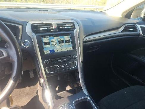 Used 2018 Ford Fusion SE w/ Fusion SE Technology Package image 11