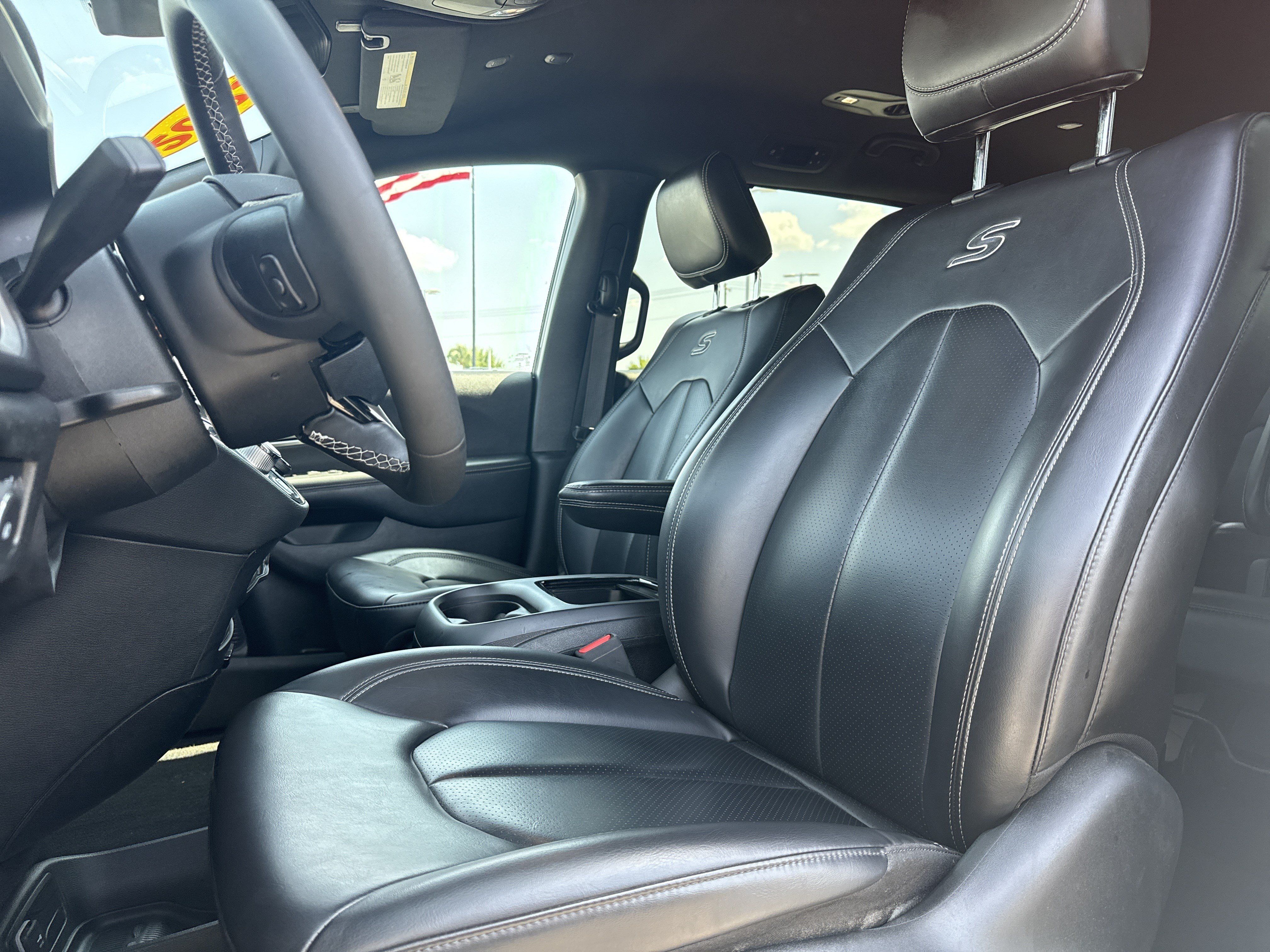 Used 2023 Chrysler Pacifica Touring-L w/ S Appearance Package FWD image 15