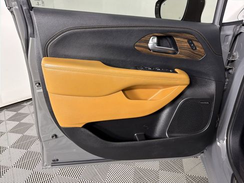 Used 2021 Chrysler Pacifica Pinnacle image 8